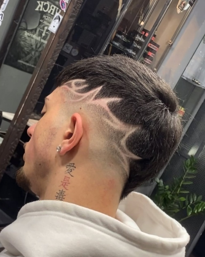 Freestyle σχέδιο με ξυράφι σε fade