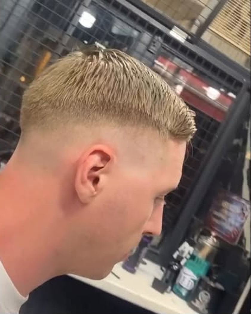 Ψηλό fade με υφή στην κορυφή στο Mister No Barber Crew
