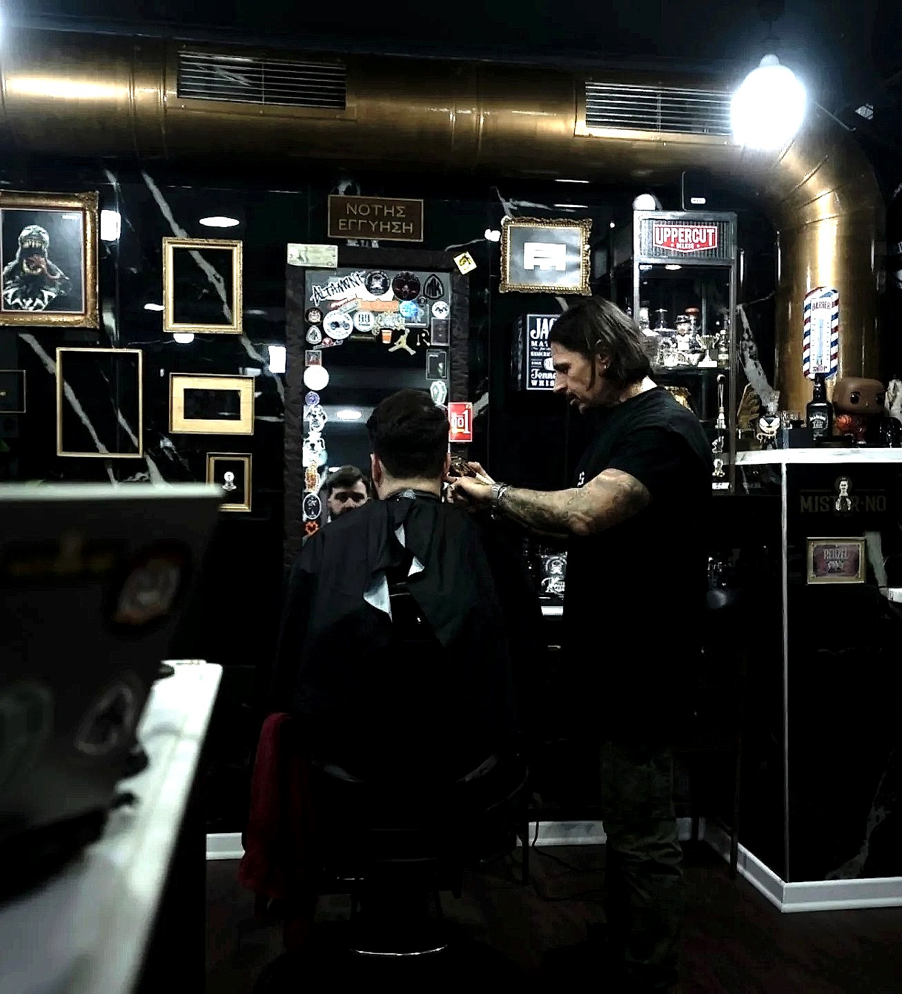 Ο Νότης στη δουλειά, Mister No Barber Crew